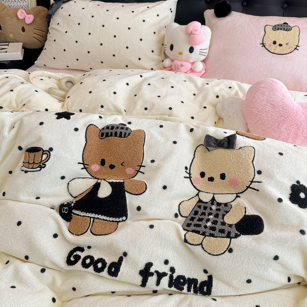 91家纺网 家纺一手货源 找家纺 子钦家纺 2025秋冬新款暗黑系小红书同款加厚牛奶绒蝴蝶结款毛巾绣床单床笠四件套-快乐兄妹场景二 快乐兄妹-奶波点