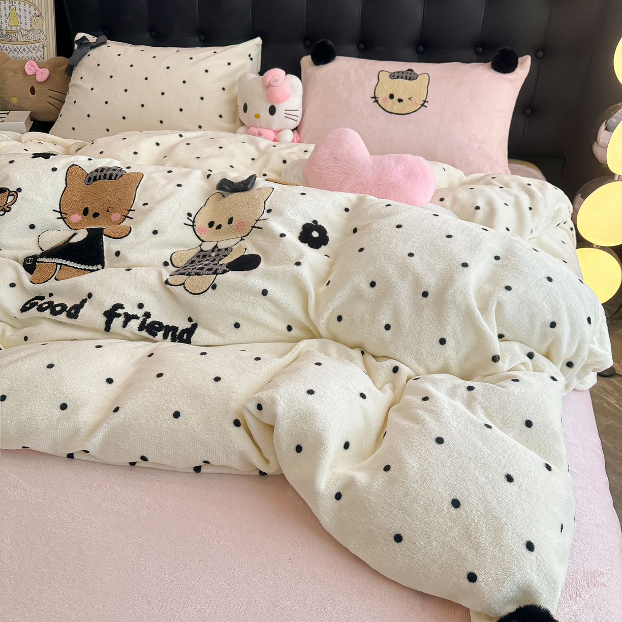 91家纺网 家纺一手货源 找家纺 子钦家纺 2025秋冬新款暗黑系小红书同款加厚牛奶绒蝴蝶结款毛巾绣床单床笠四件套-快乐兄妹场景二 快乐兄妹-奶波点