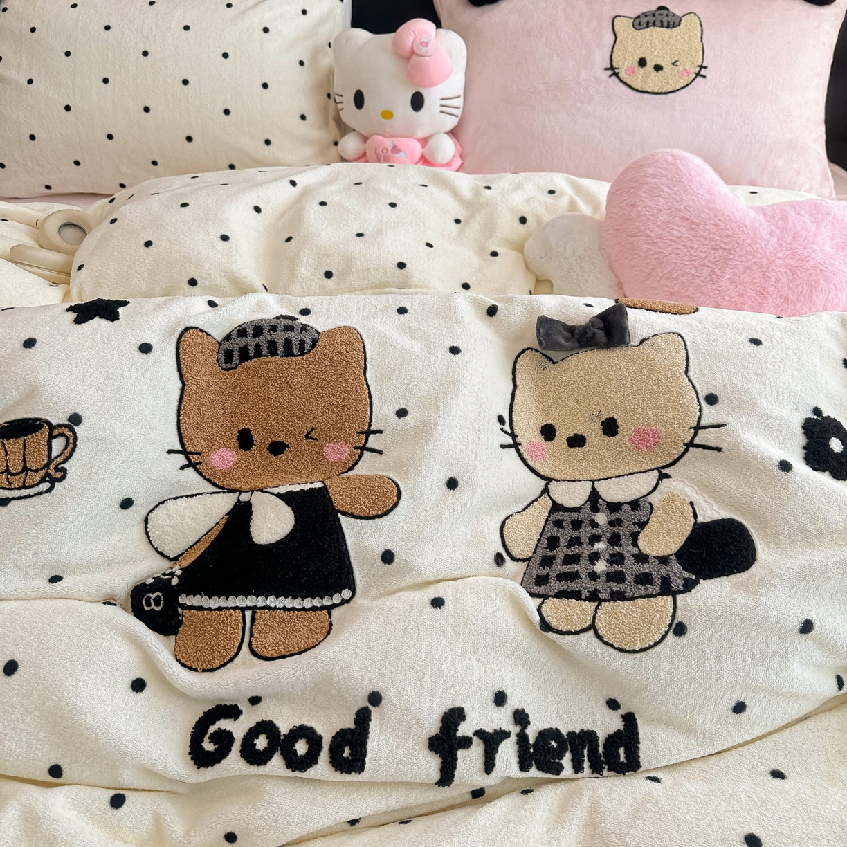 91家纺网 家纺一手货源 找家纺 子钦家纺 2025秋冬新款暗黑系小红书同款加厚牛奶绒蝴蝶结款毛巾绣床单床笠四件套-快乐兄妹场景二 快乐兄妹-奶波点