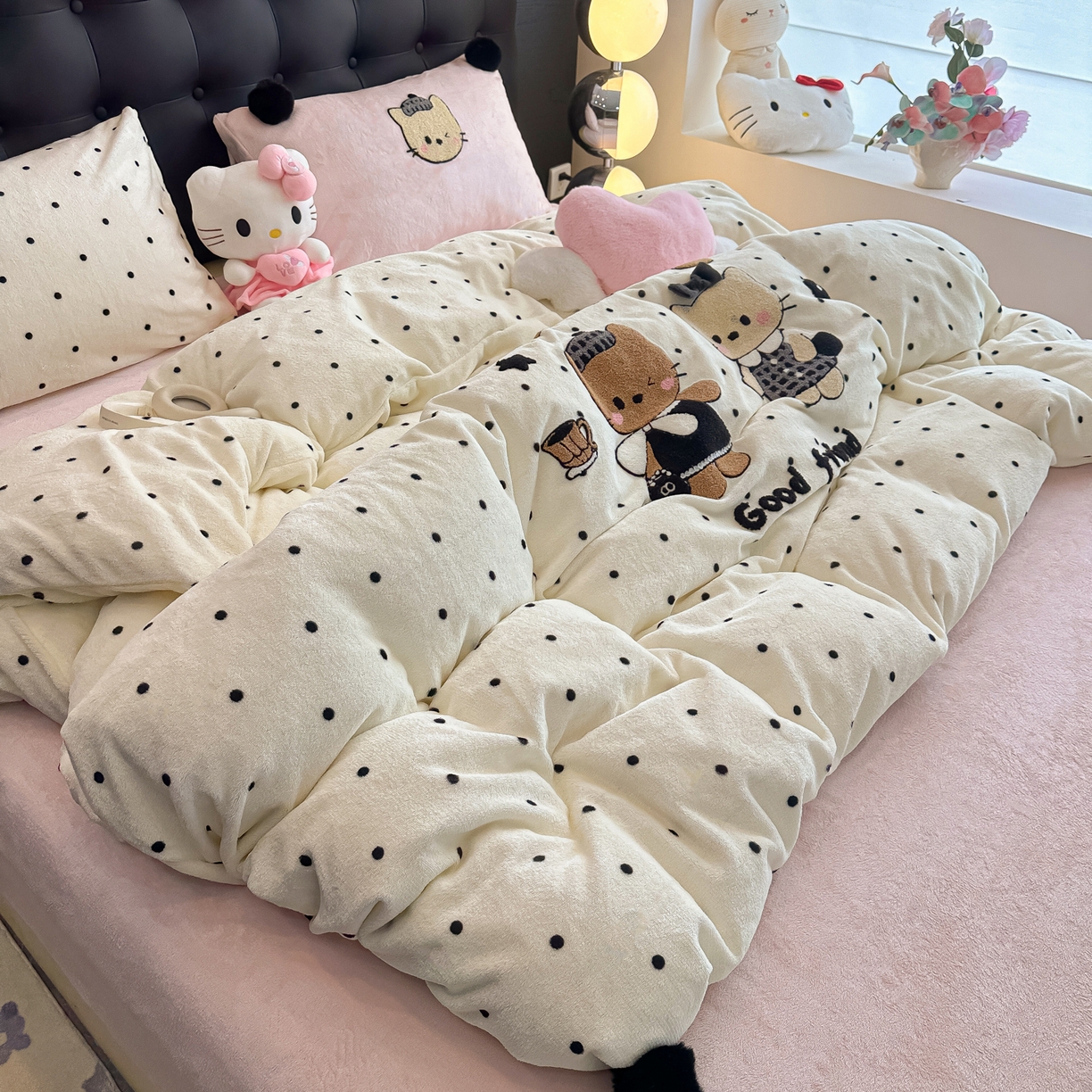 91家纺网 家纺一手货源 找家纺 子钦家纺 2025秋冬新款暗黑系小红书同款加厚牛奶绒蝴蝶结款毛巾绣床单床笠四件套-快乐兄妹场景二 快乐兄妹-奶波点