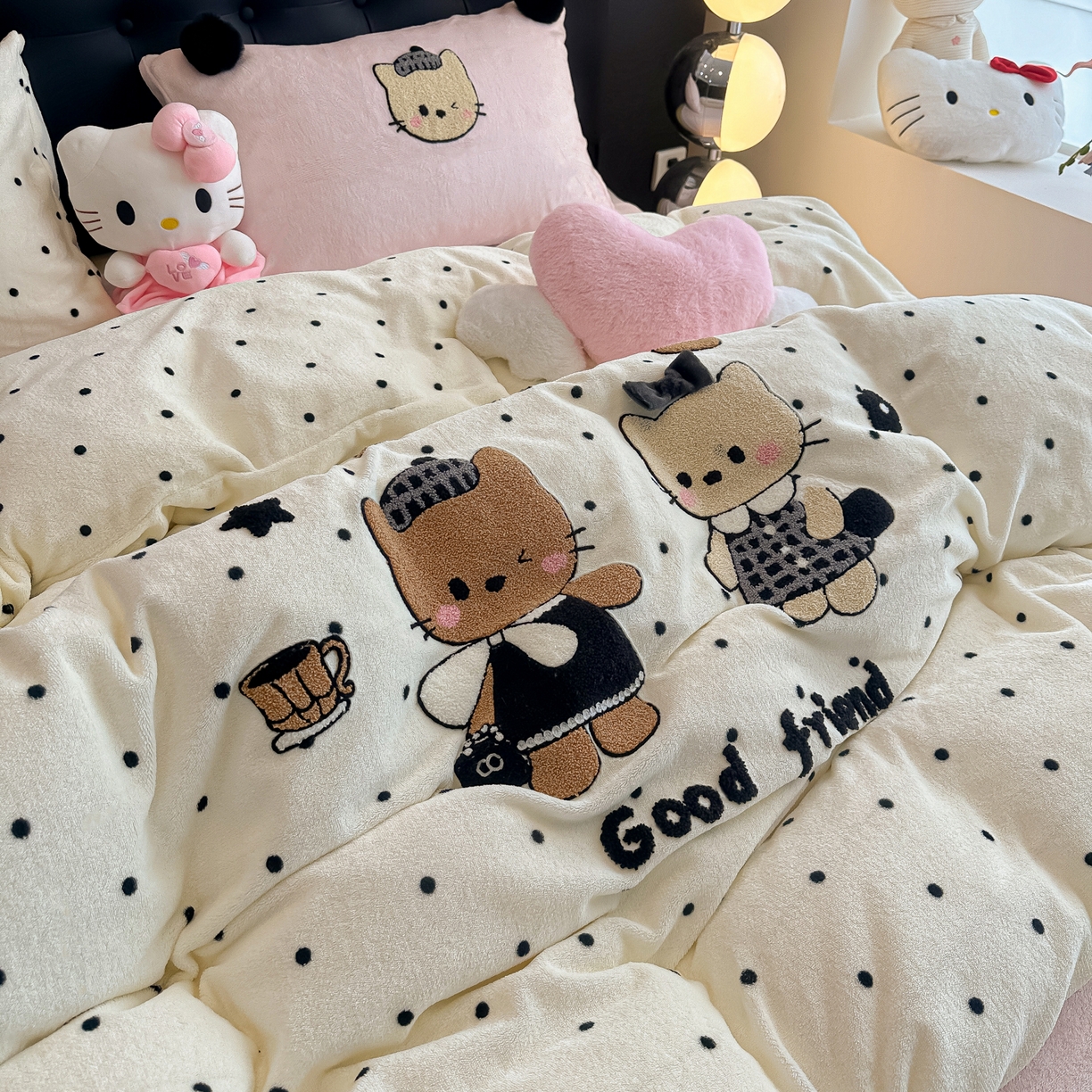 91家纺网 家纺一手货源 找家纺 子钦家纺 2025秋冬新款暗黑系小红书同款加厚牛奶绒蝴蝶结款毛巾绣床单床笠四件套-快乐兄妹场景二 快乐兄妹-奶波点