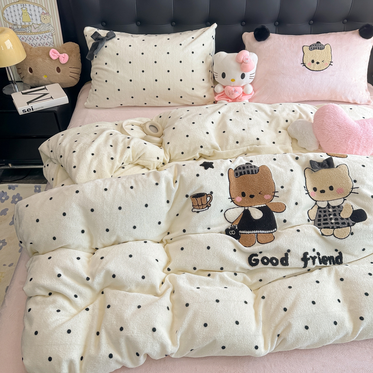 91家纺网 家纺一手货源 找家纺 子钦家纺 2025秋冬新款暗黑系小红书同款加厚牛奶绒蝴蝶结款毛巾绣床单床笠四件套-快乐兄妹场景二 快乐兄妹-奶波点