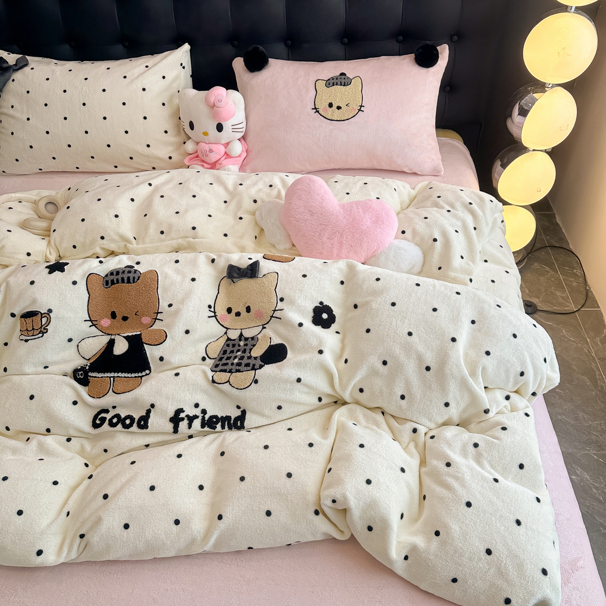 91家纺网 家纺一手货源 找家纺 子钦家纺 2025秋冬新款暗黑系小红书同款加厚牛奶绒蝴蝶结款毛巾绣床单床笠四件套-快乐兄妹场景二 快乐兄妹-奶波点