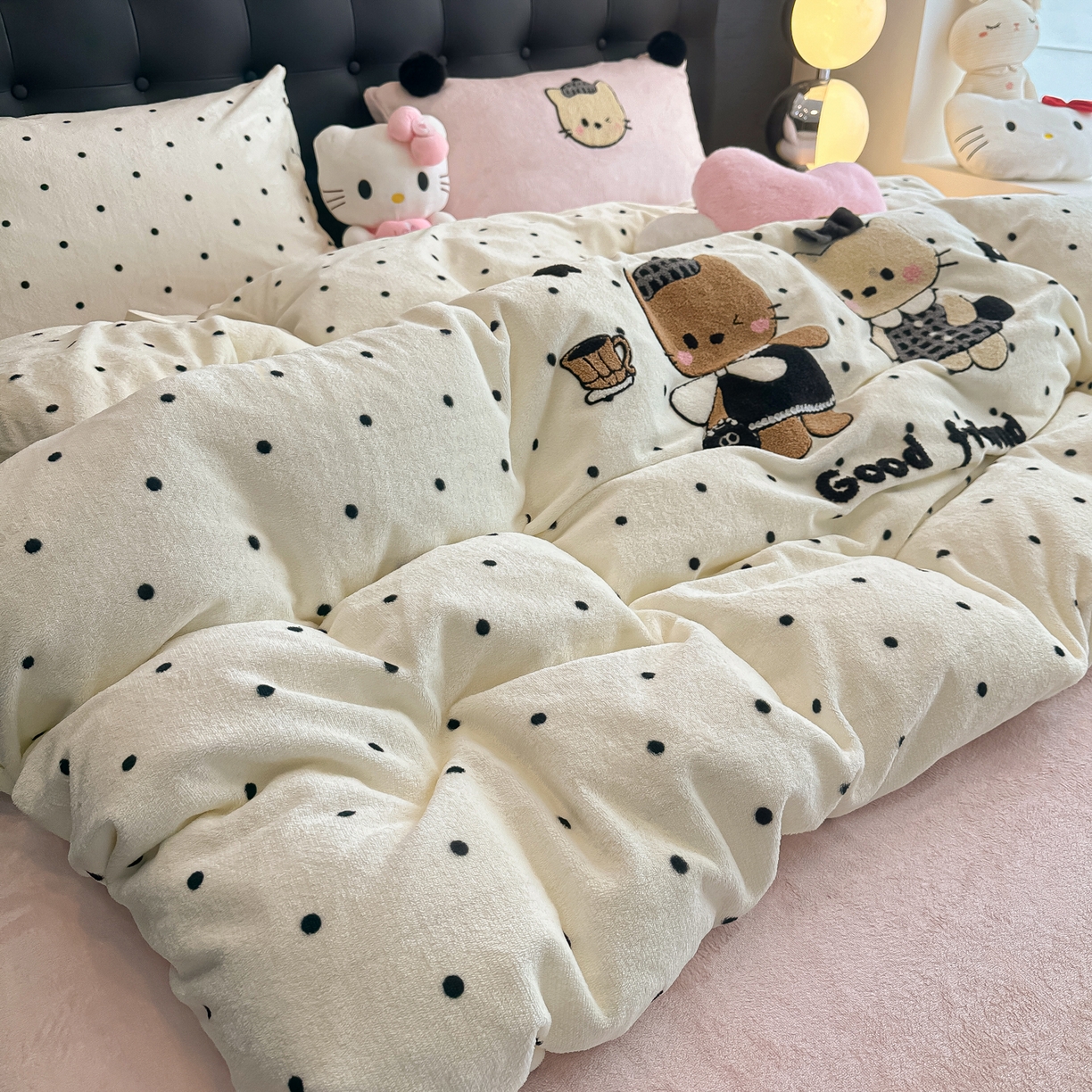 91家纺网 家纺一手货源 找家纺 子钦家纺 2025秋冬新款暗黑系小红书同款加厚牛奶绒蝴蝶结款毛巾绣床单床笠四件套-快乐兄妹场景二 快乐兄妹-奶波点