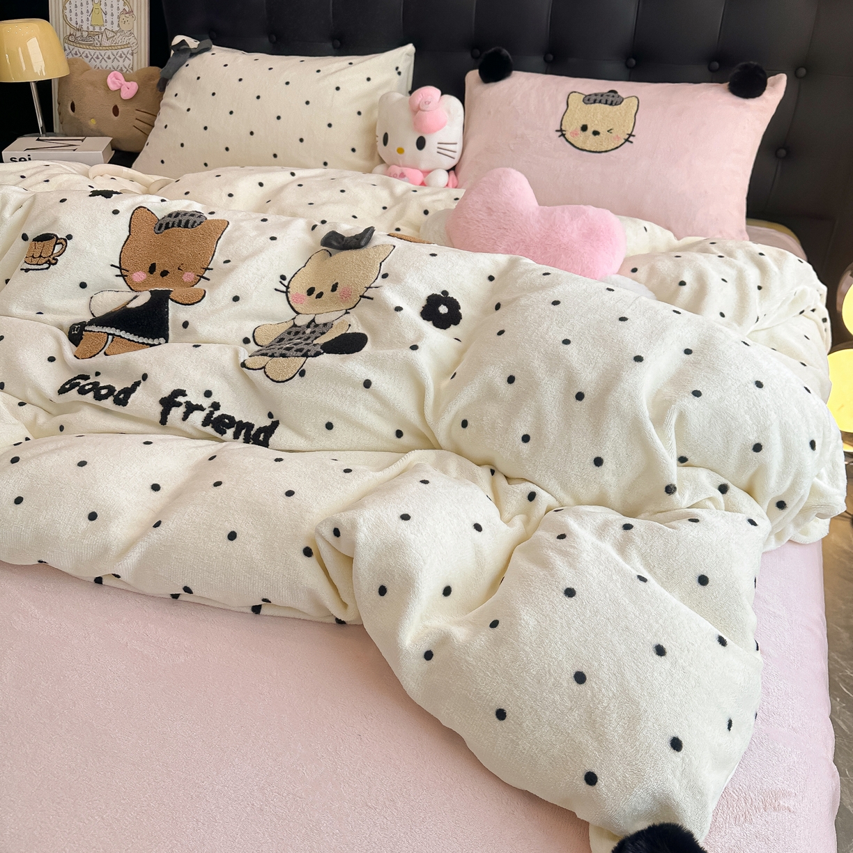 91家纺网 家纺一手货源 找家纺 子钦家纺 2025秋冬新款暗黑系小红书同款加厚牛奶绒蝴蝶结款毛巾绣床单床笠四件套-快乐兄妹场景二 快乐兄妹-奶波点