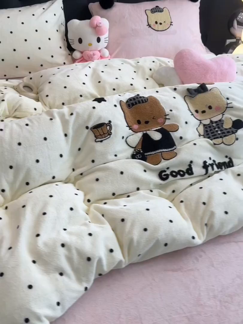 91家纺网 家纺一手货源 找家纺 子钦家纺 2025秋冬新款暗黑系小红书同款加厚牛奶绒蝴蝶结款毛巾绣床单床笠四件套-快乐兄妹场景二 快乐兄妹-奶波点