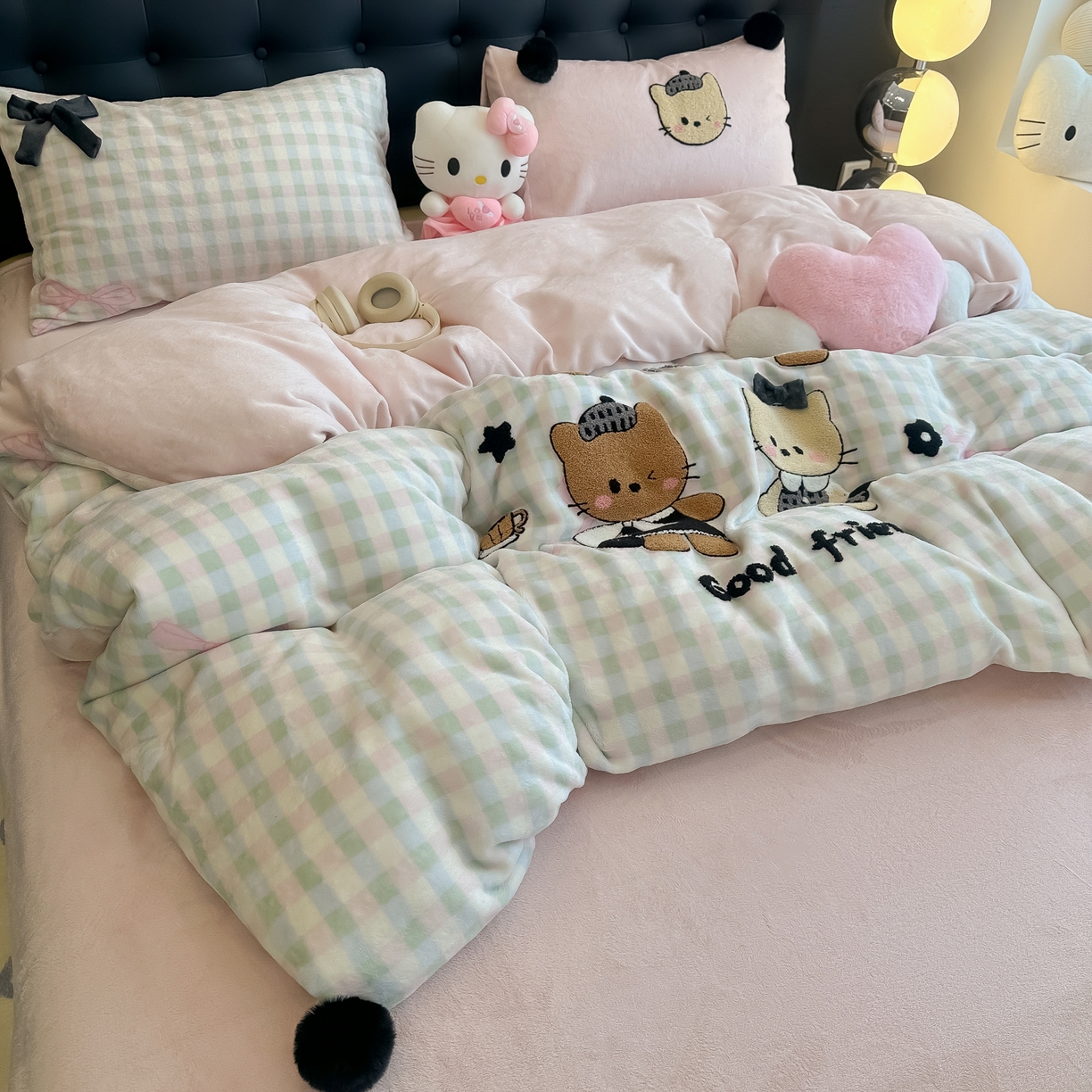 91家纺网 家纺一手货源 找家纺 子钦家纺 2025秋冬新款暗黑系小红书同款加厚牛奶绒蝴蝶结款毛巾绣床单床笠四件套-快乐兄妹场景二 快乐兄妹-仙女格