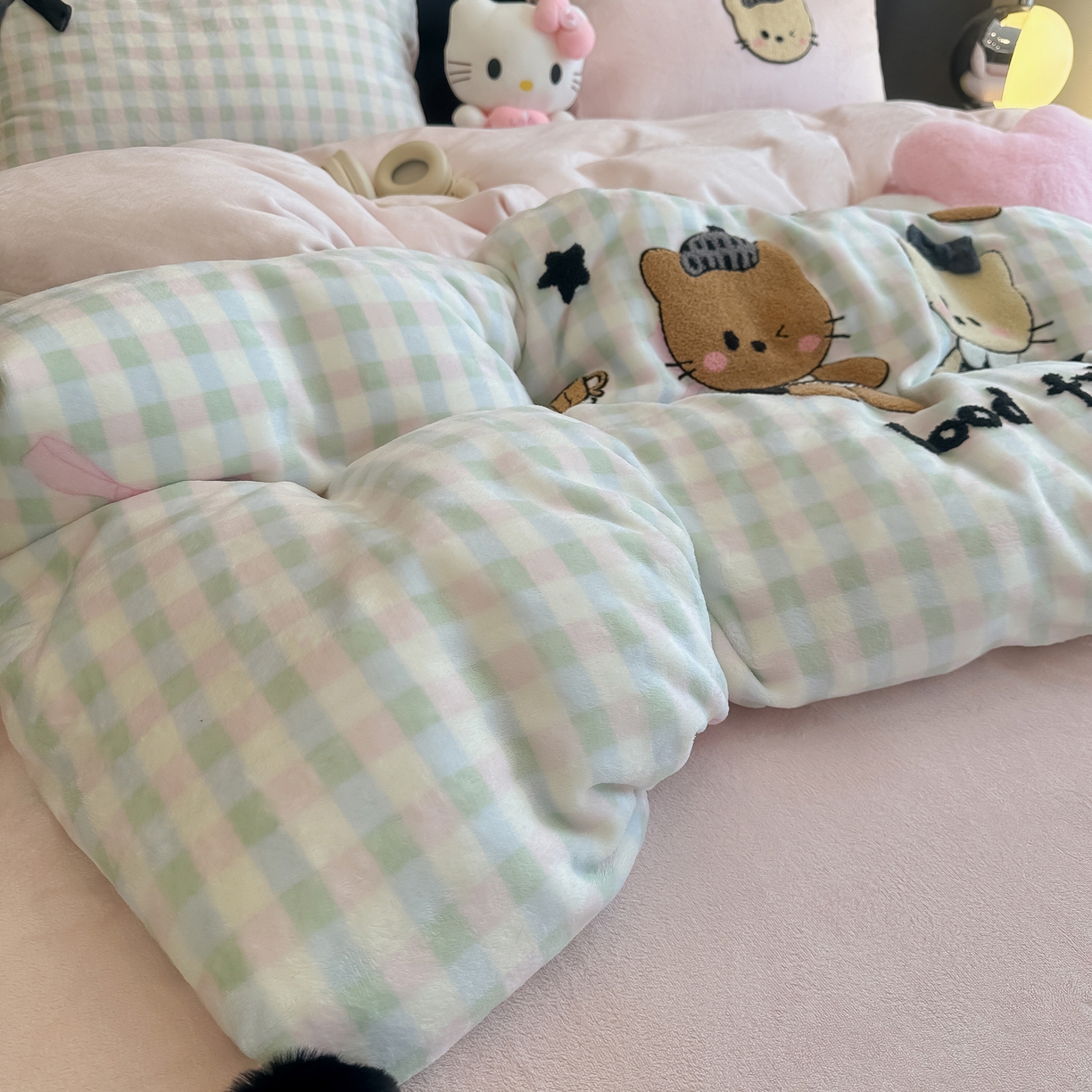 91家纺网 家纺一手货源 找家纺 子钦家纺 2025秋冬新款暗黑系小红书同款加厚牛奶绒蝴蝶结款毛巾绣床单床笠四件套-快乐兄妹场景二 快乐兄妹-仙女格