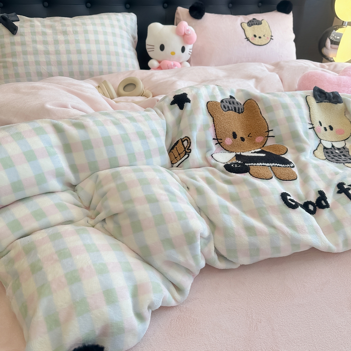 91家纺网 家纺一手货源 找家纺 子钦家纺 2025秋冬新款暗黑系小红书同款加厚牛奶绒蝴蝶结款毛巾绣床单床笠四件套-快乐兄妹场景二 快乐兄妹-仙女格