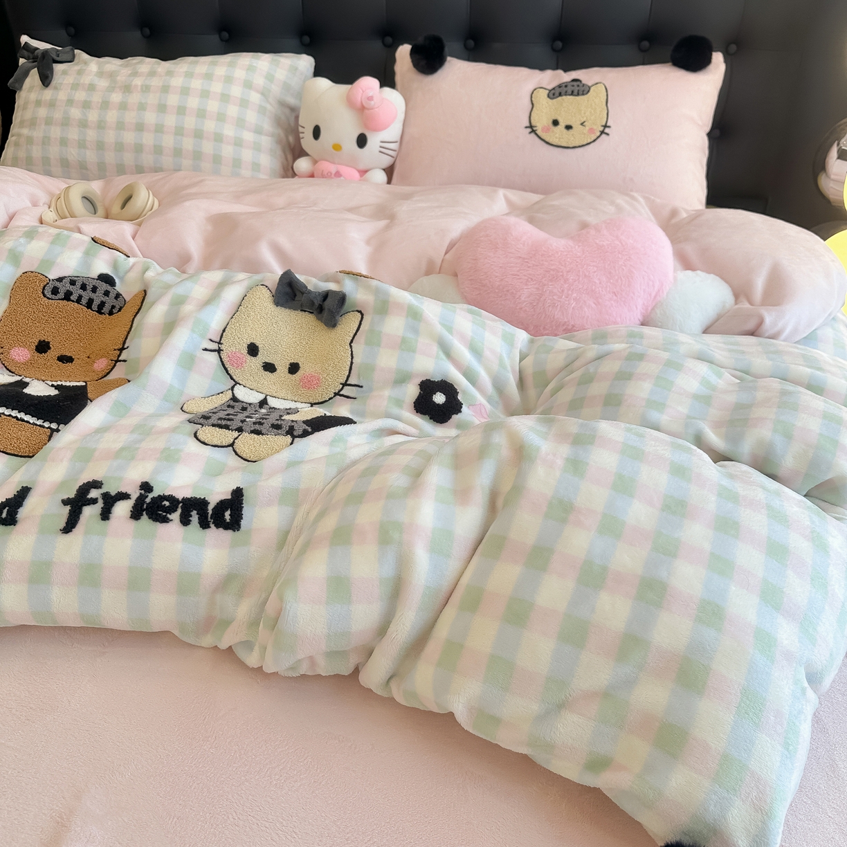 91家纺网 家纺一手货源 找家纺 子钦家纺 2025秋冬新款暗黑系小红书同款加厚牛奶绒蝴蝶结款毛巾绣床单床笠四件套-快乐兄妹场景二 快乐兄妹-仙女格