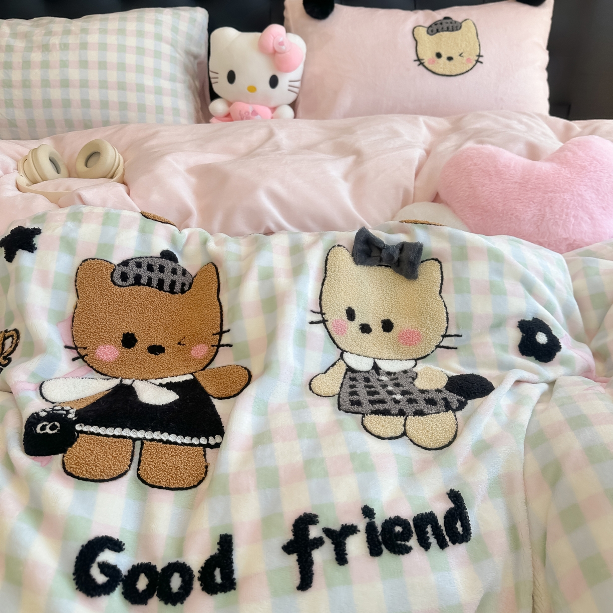 91家纺网 家纺一手货源 找家纺 子钦家纺 2025秋冬新款暗黑系小红书同款加厚牛奶绒蝴蝶结款毛巾绣床单床笠四件套-快乐兄妹场景二 快乐兄妹-仙女格