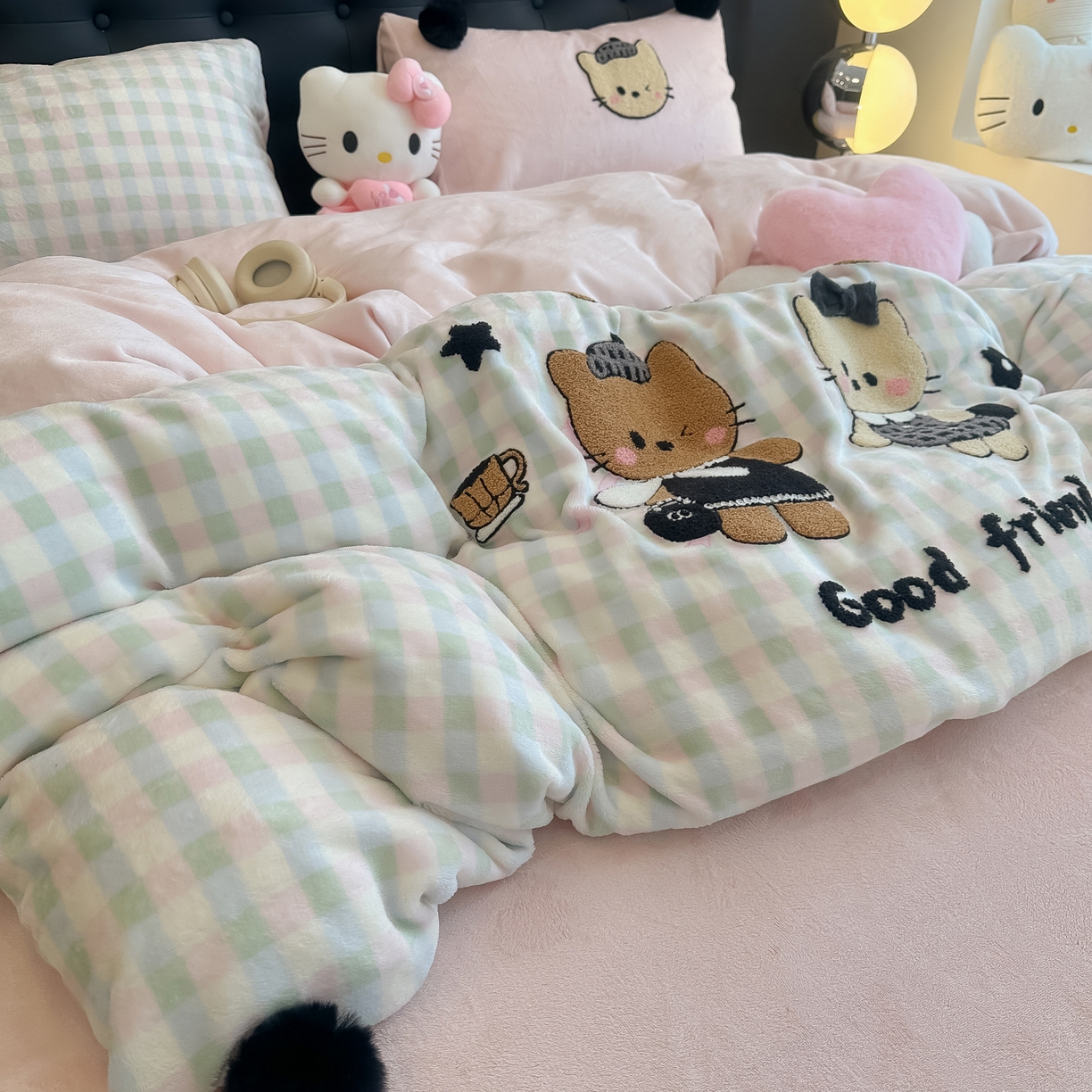 91家纺网 家纺一手货源 找家纺 子钦家纺 2025秋冬新款暗黑系小红书同款加厚牛奶绒蝴蝶结款毛巾绣床单床笠四件套-快乐兄妹场景二 快乐兄妹-仙女格