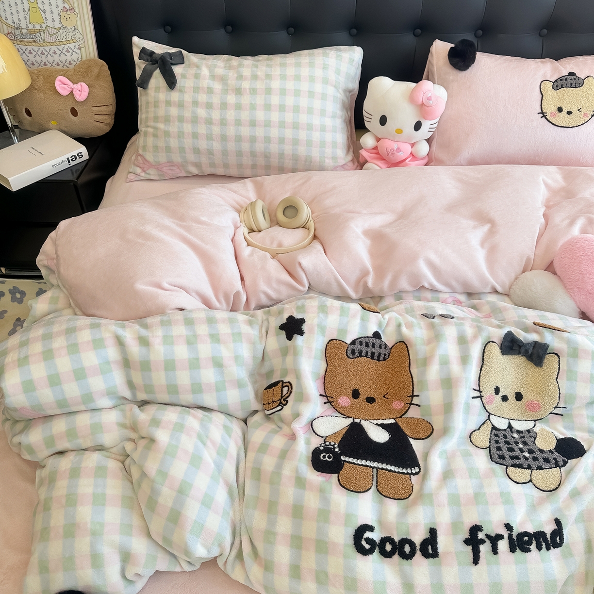 91家纺网 家纺一手货源 找家纺 子钦家纺 2025秋冬新款暗黑系小红书同款加厚牛奶绒蝴蝶结款毛巾绣床单床笠四件套-快乐兄妹场景二 快乐兄妹-仙女格