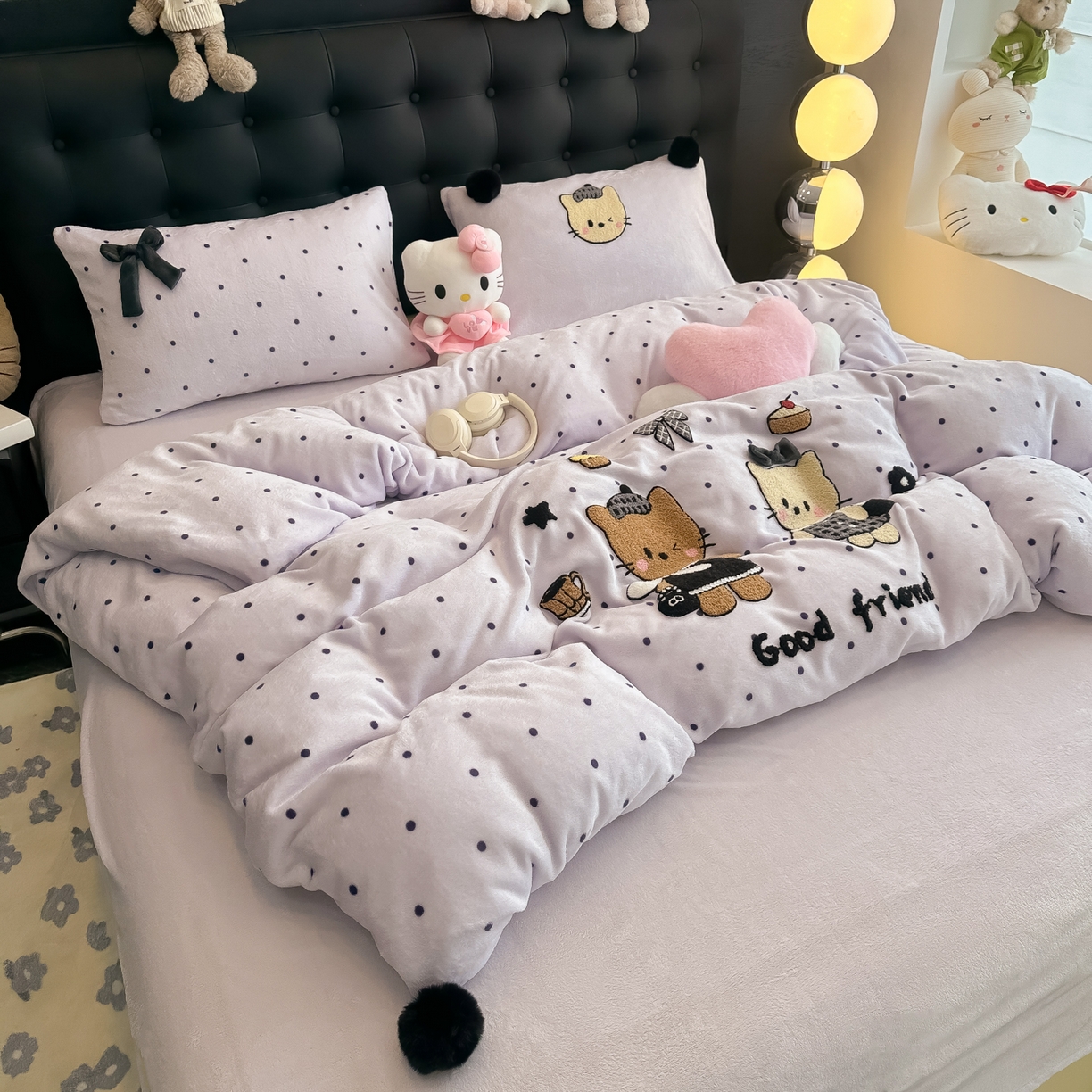 91家纺网 家纺一手货源 找家纺 子钦家纺 2025秋冬新款暗黑系小红书同款加厚牛奶绒蝴蝶结款毛巾绣床单床笠四件套-快乐兄妹场景二 快乐兄妹-紫波点