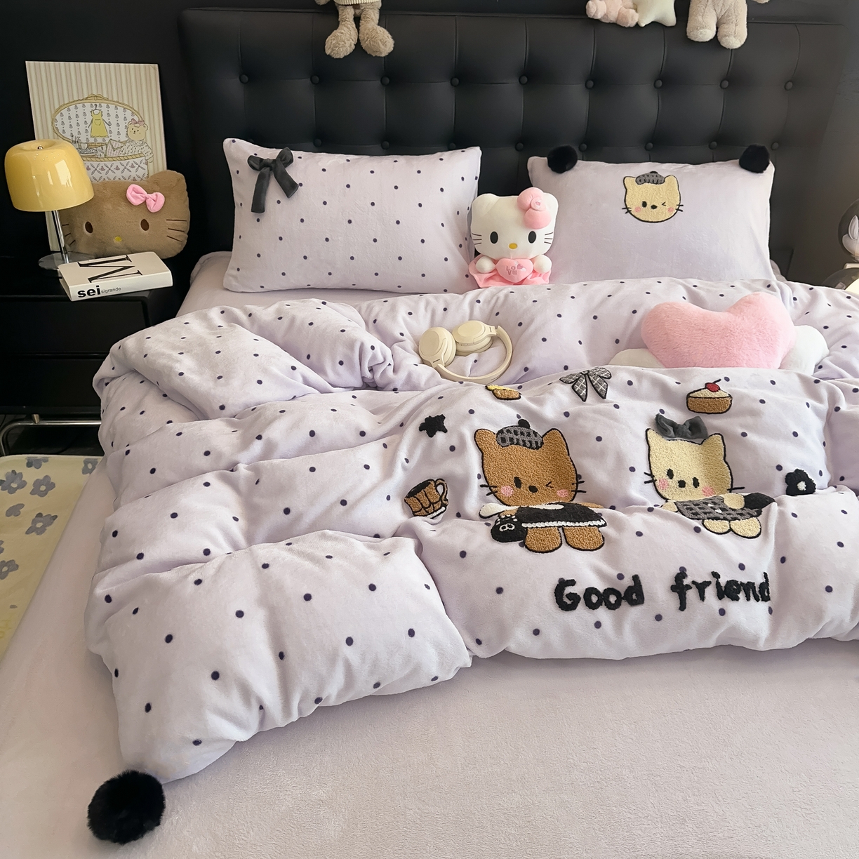 91家纺网 家纺一手货源 找家纺 子钦家纺 2025秋冬新款暗黑系小红书同款加厚牛奶绒蝴蝶结款毛巾绣床单床笠四件套-快乐兄妹场景二 快乐兄妹-紫波点