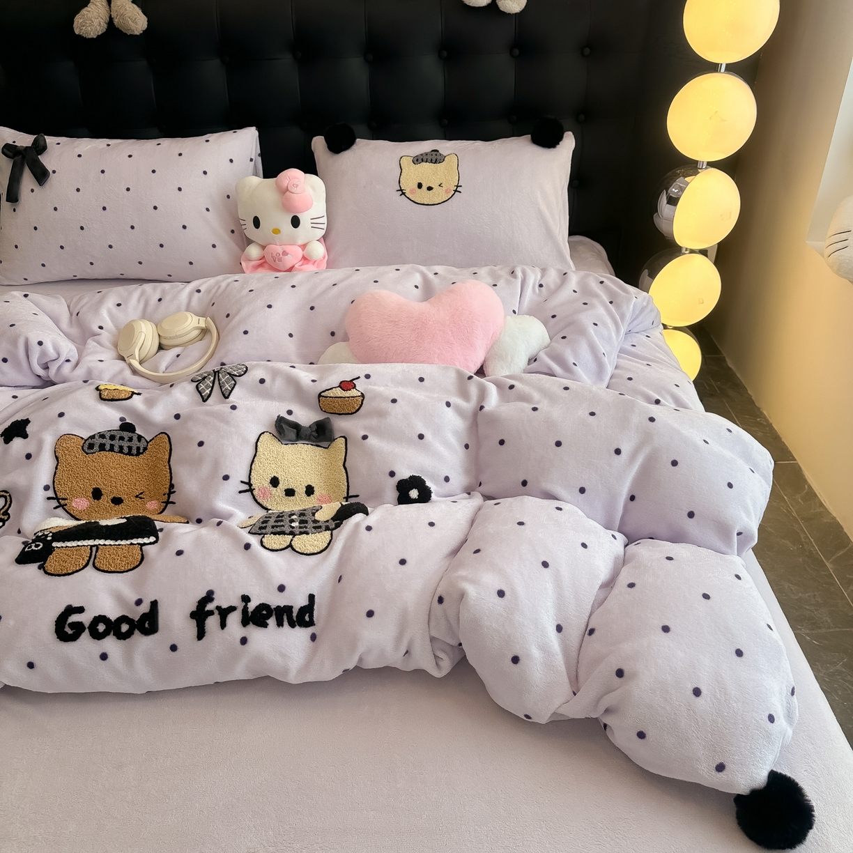 91家纺网 家纺一手货源 找家纺 子钦家纺 2025秋冬新款暗黑系小红书同款加厚牛奶绒蝴蝶结款毛巾绣床单床笠四件套-快乐兄妹场景二 快乐兄妹-紫波点