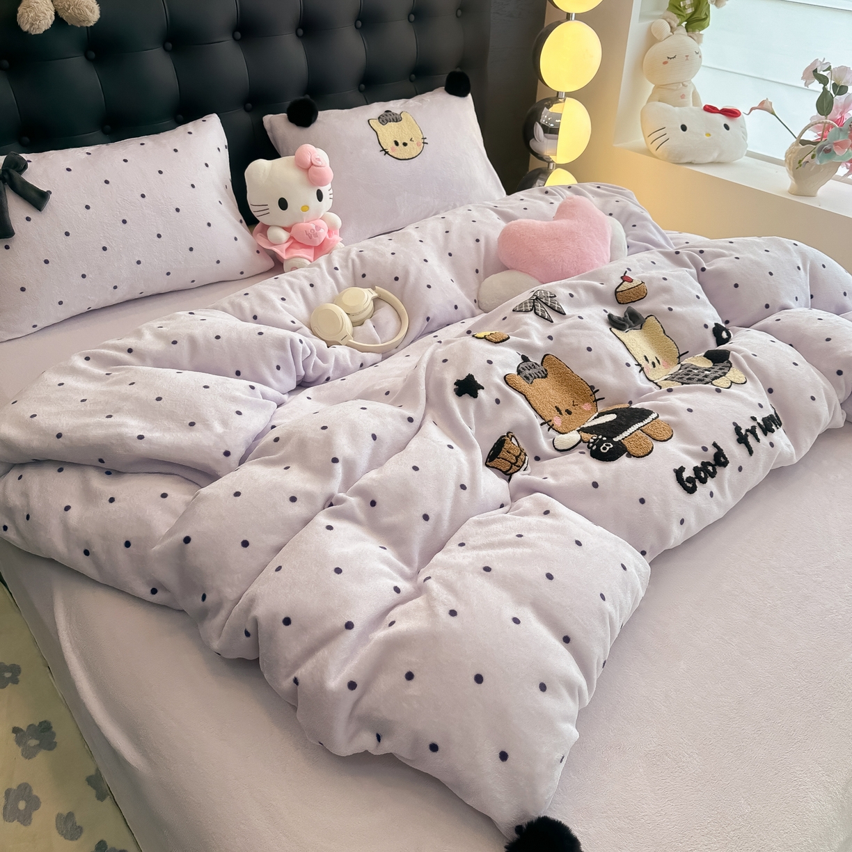 91家纺网 家纺一手货源 找家纺 子钦家纺 2025秋冬新款暗黑系小红书同款加厚牛奶绒蝴蝶结款毛巾绣床单床笠四件套-快乐兄妹场景二 快乐兄妹-紫波点