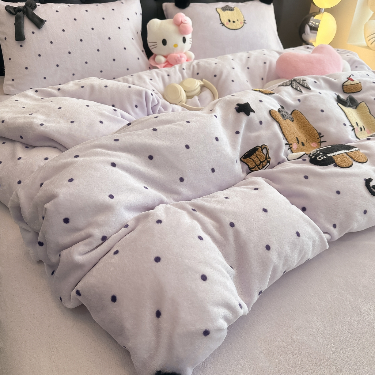 91家纺网 家纺一手货源 找家纺 子钦家纺 2025秋冬新款暗黑系小红书同款加厚牛奶绒蝴蝶结款毛巾绣床单床笠四件套-快乐兄妹场景二 快乐兄妹-紫波点