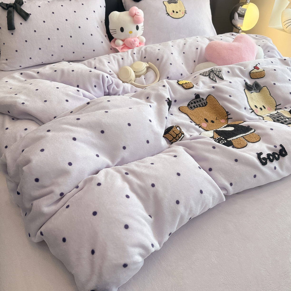 91家纺网 家纺一手货源 找家纺 子钦家纺 2025秋冬新款暗黑系小红书同款加厚牛奶绒蝴蝶结款毛巾绣床单床笠四件套-快乐兄妹场景二 快乐兄妹-紫波点