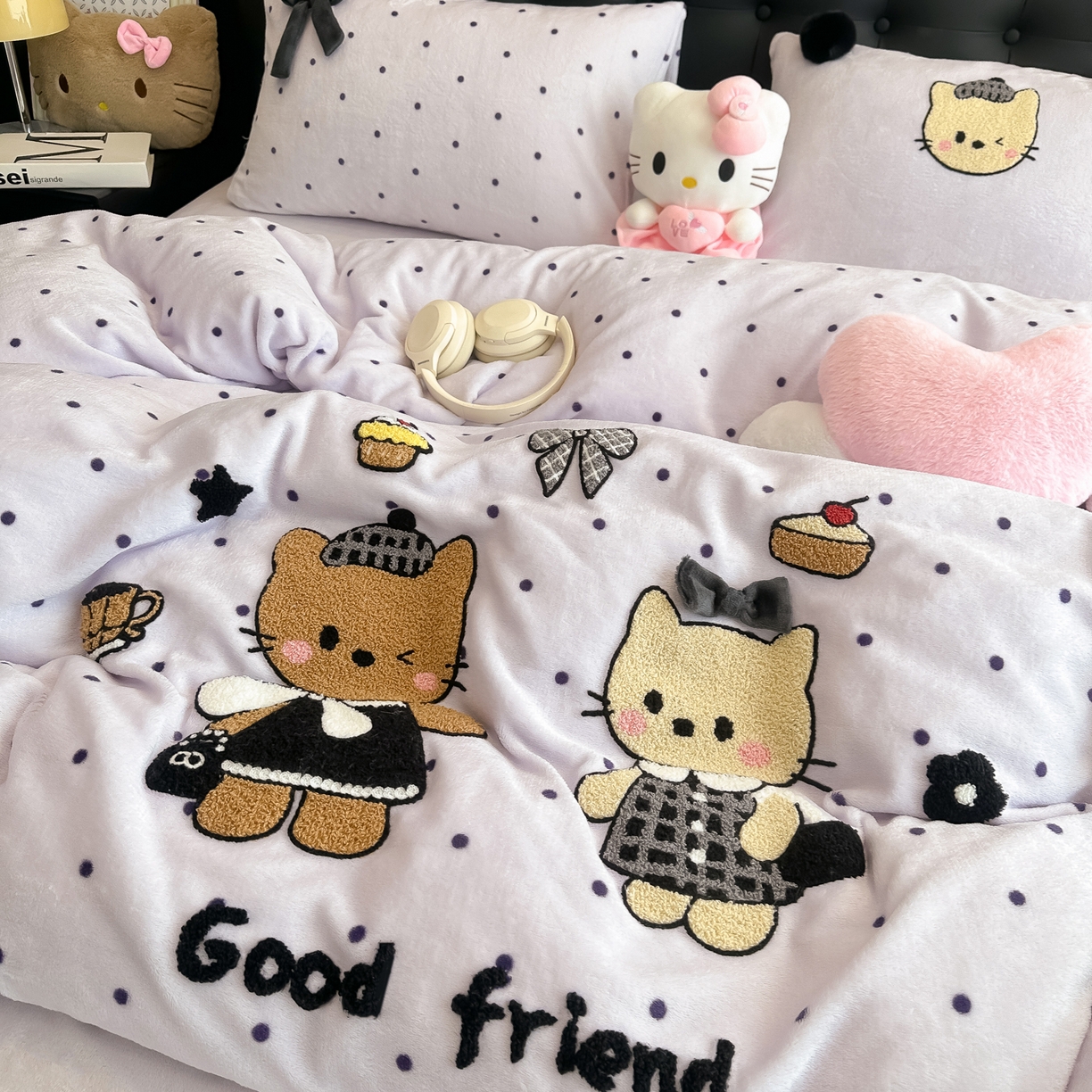 91家纺网 家纺一手货源 找家纺 子钦家纺 2025秋冬新款暗黑系小红书同款加厚牛奶绒蝴蝶结款毛巾绣床单床笠四件套-快乐兄妹场景二 快乐兄妹-紫波点