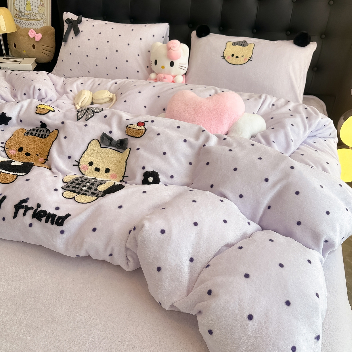 91家纺网 家纺一手货源 找家纺 子钦家纺 2025秋冬新款暗黑系小红书同款加厚牛奶绒蝴蝶结款毛巾绣床单床笠四件套-快乐兄妹场景二 快乐兄妹-紫波点