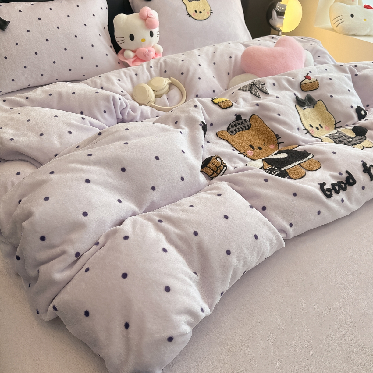 91家纺网 家纺一手货源 找家纺 子钦家纺 2025秋冬新款暗黑系小红书同款加厚牛奶绒蝴蝶结款毛巾绣床单床笠四件套-快乐兄妹场景二 快乐兄妹-紫波点