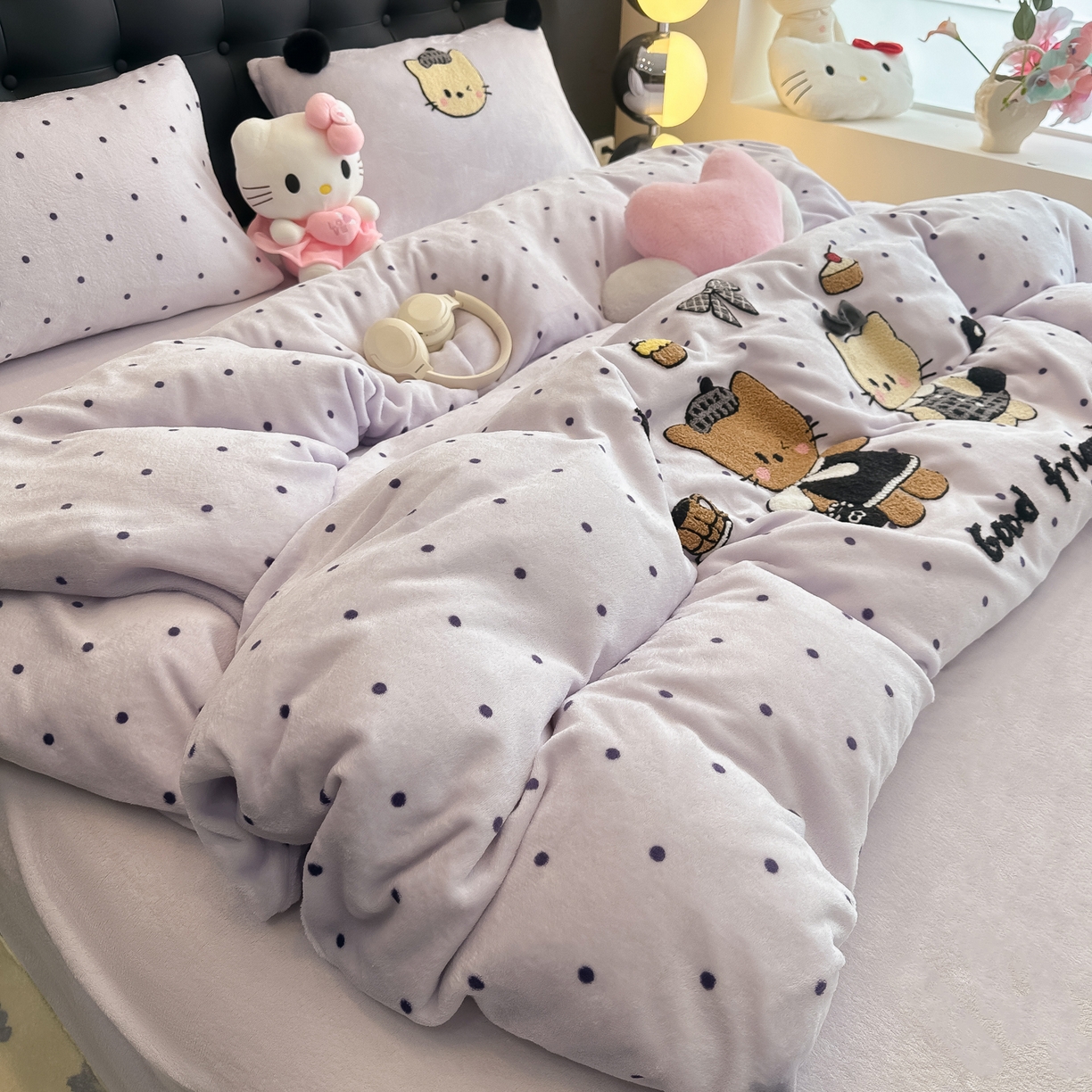 91家纺网 家纺一手货源 找家纺 子钦家纺 2025秋冬新款暗黑系小红书同款加厚牛奶绒蝴蝶结款毛巾绣床单床笠四件套-快乐兄妹场景二 快乐兄妹-紫波点