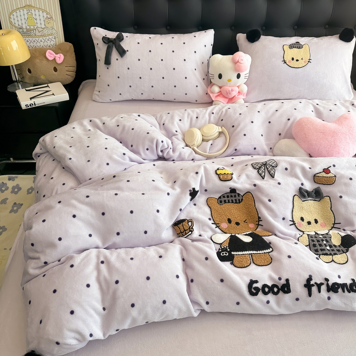 91家纺网 家纺一手货源 找家纺 子钦家纺 2025秋冬新款暗黑系小红书同款加厚牛奶绒蝴蝶结款毛巾绣床单床笠四件套-快乐兄妹场景二 快乐兄妹-紫波点