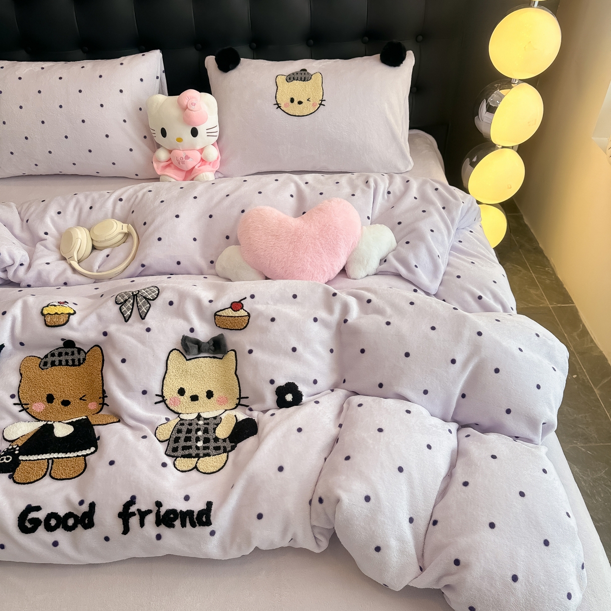 91家纺网 家纺一手货源 找家纺 子钦家纺 2025秋冬新款暗黑系小红书同款加厚牛奶绒蝴蝶结款毛巾绣床单床笠四件套-快乐兄妹场景二 快乐兄妹-紫波点