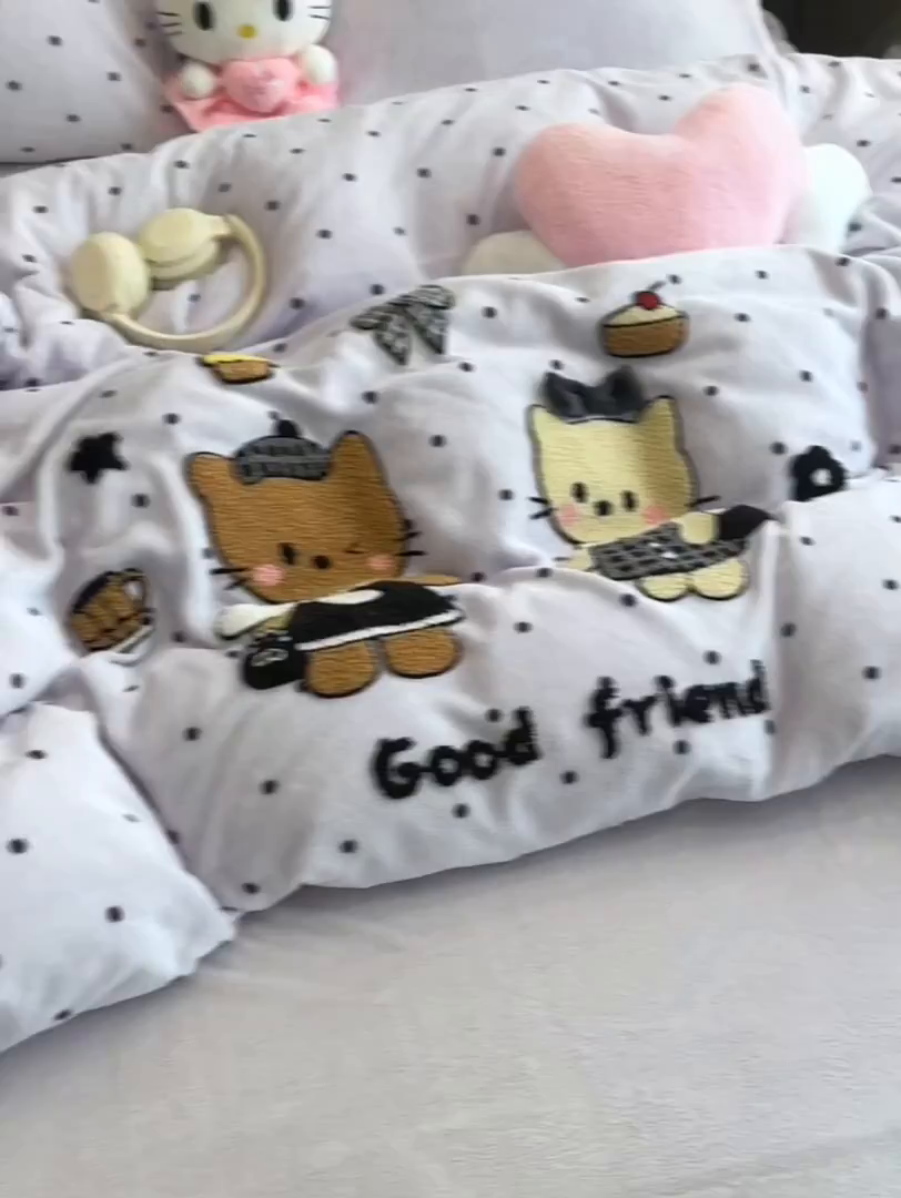 91家纺网 家纺一手货源 找家纺 子钦家纺 2025秋冬新款暗黑系小红书同款加厚牛奶绒蝴蝶结款毛巾绣床单床笠四件套-快乐兄妹场景二 快乐兄妹-紫波点