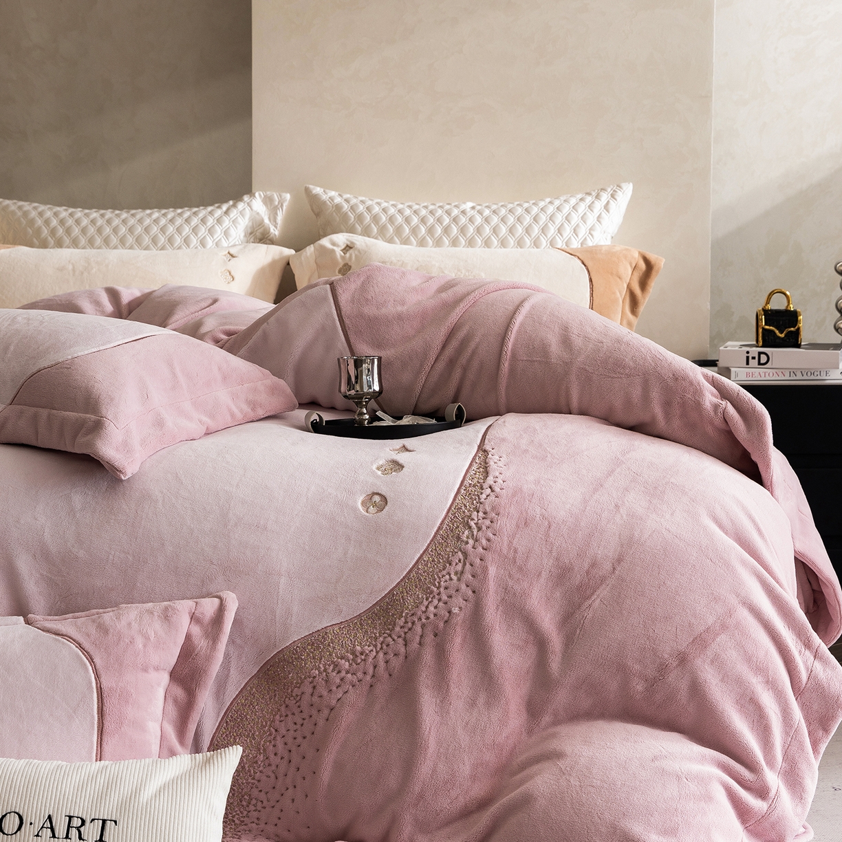 91家纺网 家纺一手货源 找家纺 （总）涞澳家纺 2025新款牛奶绒绣花四件套（利威亚&心熠欢眠）