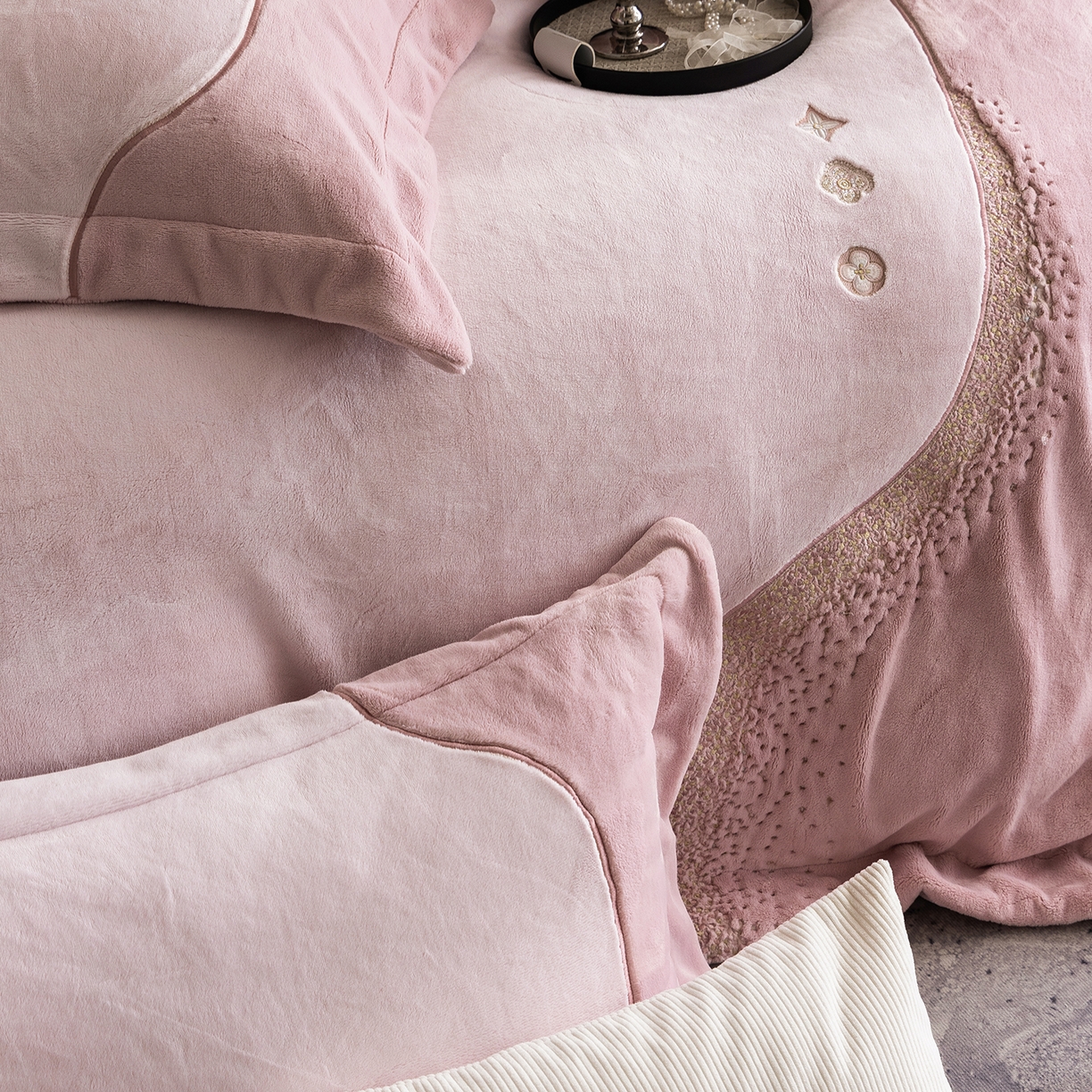 91家纺网 家纺一手货源 找家纺 （总）涞澳家纺 2025新款牛奶绒绣花四件套（利威亚&心熠欢眠）