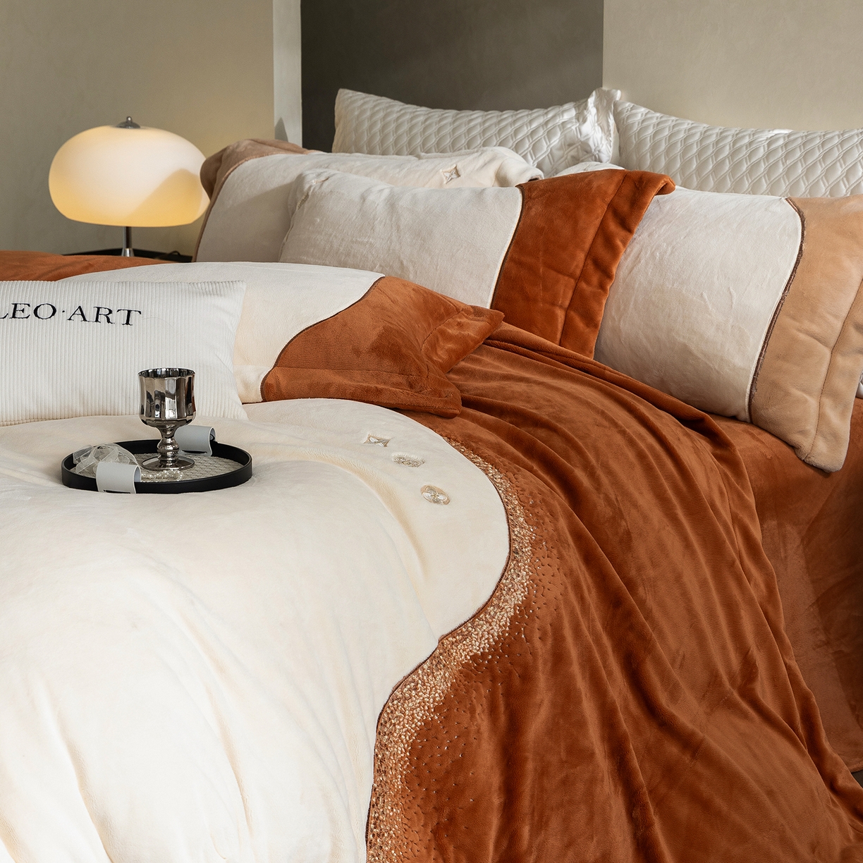 91家纺网 家纺一手货源 找家纺 涞澳家纺 2025新款牛奶绒绣花四件套（利威亚&心熠欢眠） 利威亚-焦糖