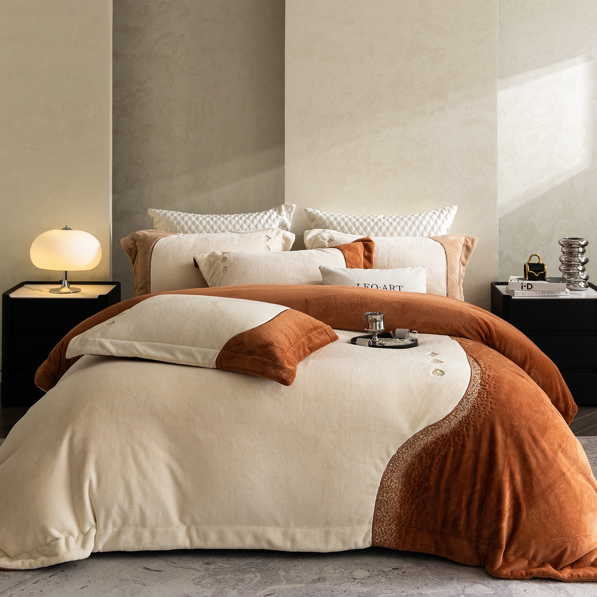 91家纺网 家纺一手货源 找家纺 涞澳家纺 2025新款牛奶绒绣花四件套（利威亚&心熠欢眠） 利威亚-焦糖