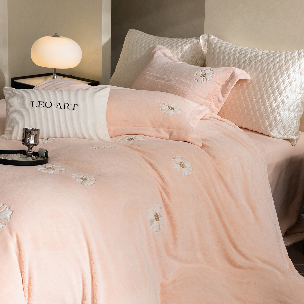 91家纺网 家纺一手货源 找家纺 涞澳家纺 2025新款牛奶绒绣花四件套（利威亚&心熠欢眠） 心熠欢眠-玉粉