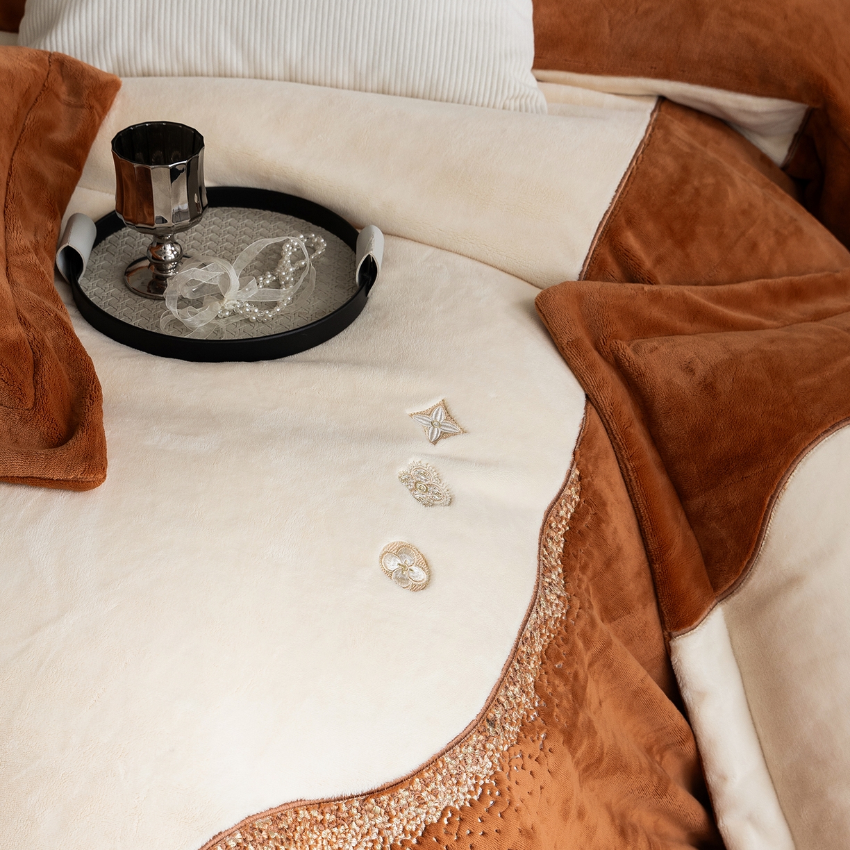 91家纺网 家纺一手货源 找家纺 涞澳家纺 2025新款牛奶绒绣花四件套（利威亚&心熠欢眠） 利威亚-焦糖