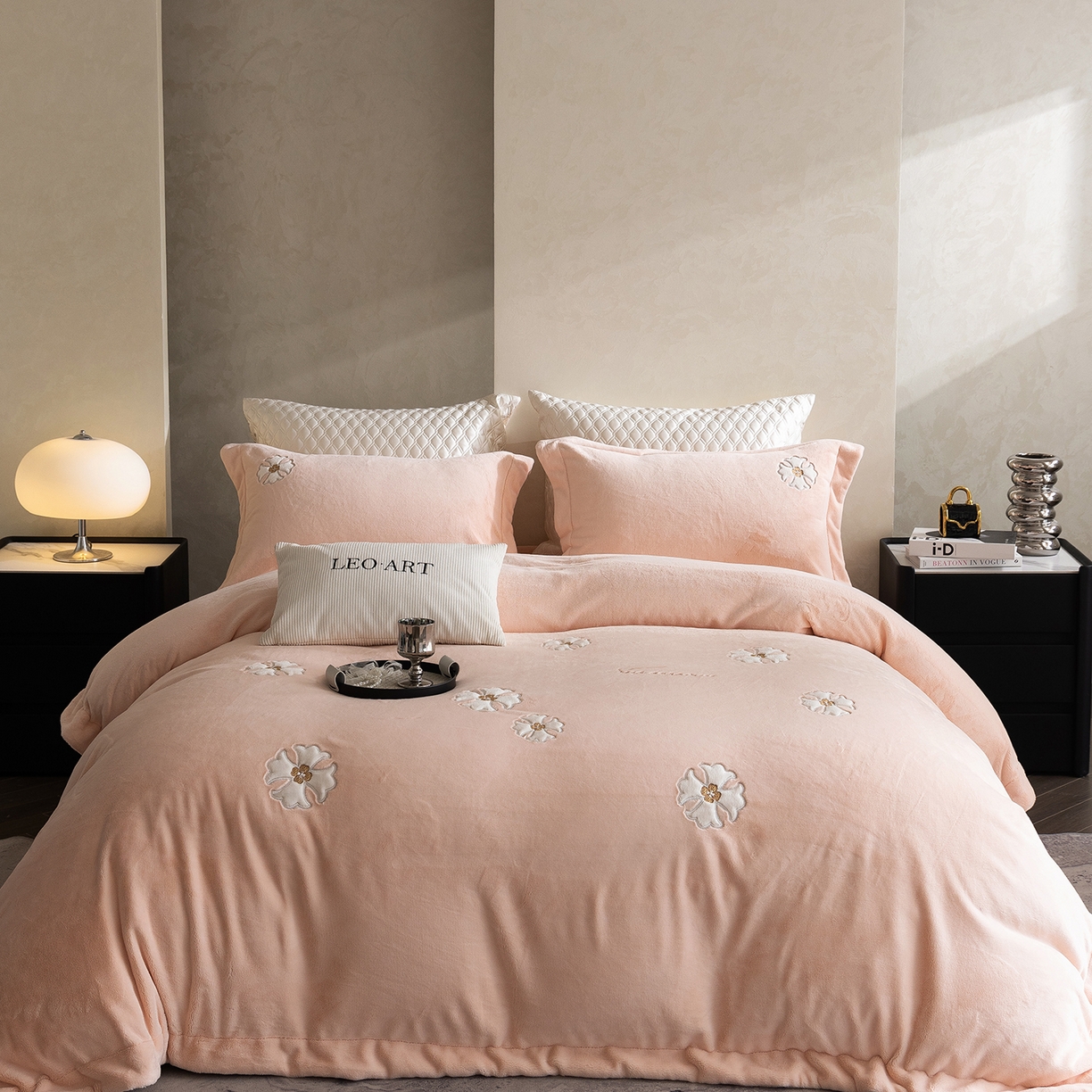 91家纺网 家纺一手货源 找家纺 涞澳家纺 2025新款牛奶绒绣花四件套（利威亚&心熠欢眠） 心熠欢眠-玉粉