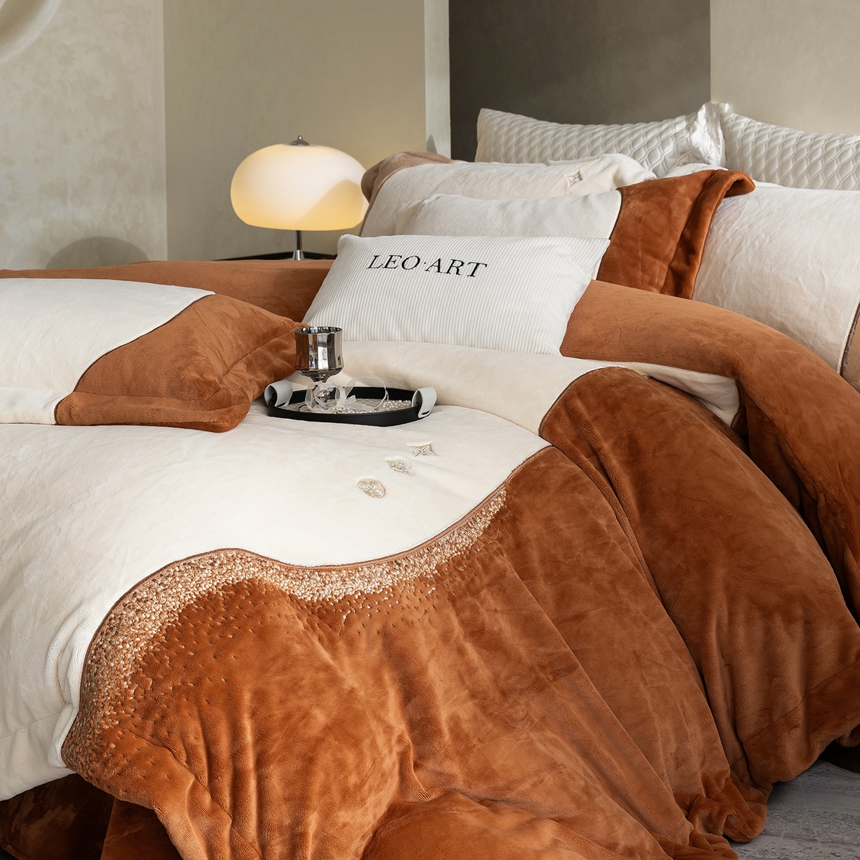 91家纺网 家纺一手货源 找家纺 涞澳家纺 2025新款牛奶绒绣花四件套（利威亚&心熠欢眠） 利威亚-焦糖