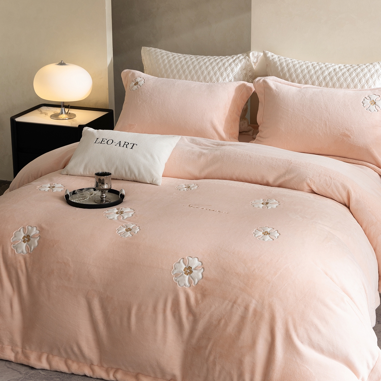 91家纺网 家纺一手货源 找家纺 涞澳家纺 2025新款牛奶绒绣花四件套（利威亚&心熠欢眠） 心熠欢眠-玉粉