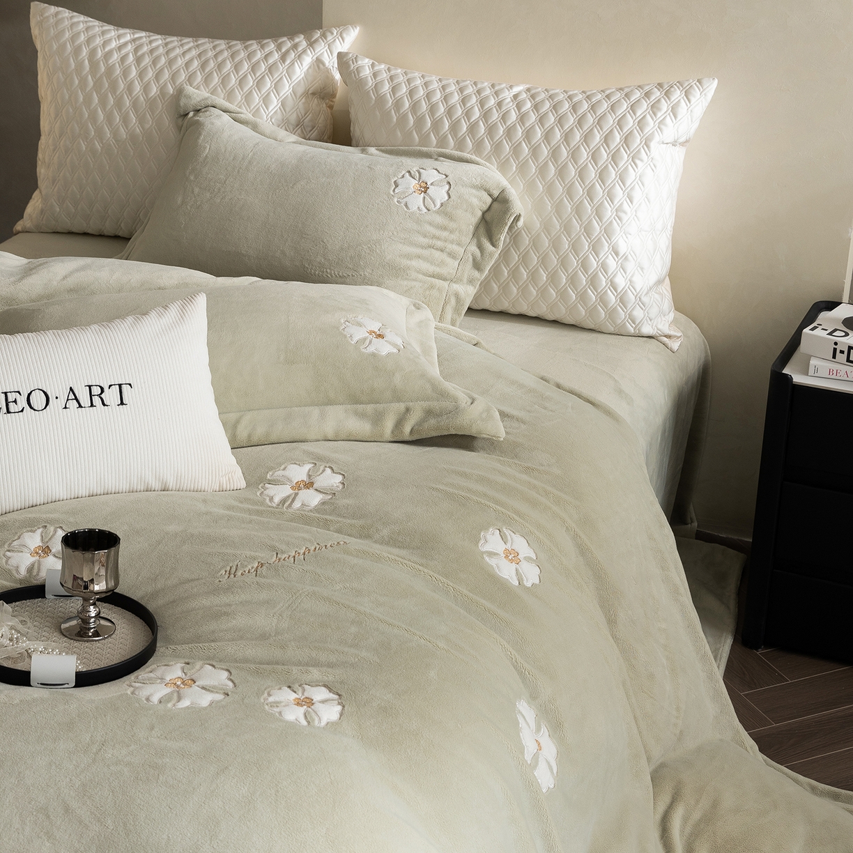 91家纺网 家纺一手货源 找家纺 涞澳家纺 2025新款牛奶绒绣花四件套（利威亚&心熠欢眠） 心熠欢眠-绿