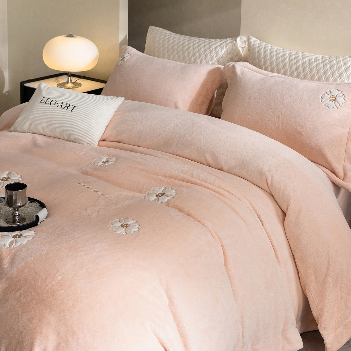 91家纺网 家纺一手货源 找家纺 涞澳家纺 2025新款牛奶绒绣花四件套（利威亚&心熠欢眠） 心熠欢眠-玉粉