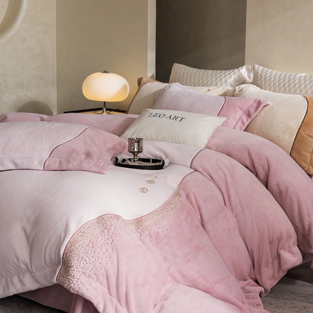 91家纺网 家纺一手货源 找家纺 涞澳家纺 2025新款牛奶绒绣花四件套（利威亚&心熠欢眠） 利威亚-粉紫