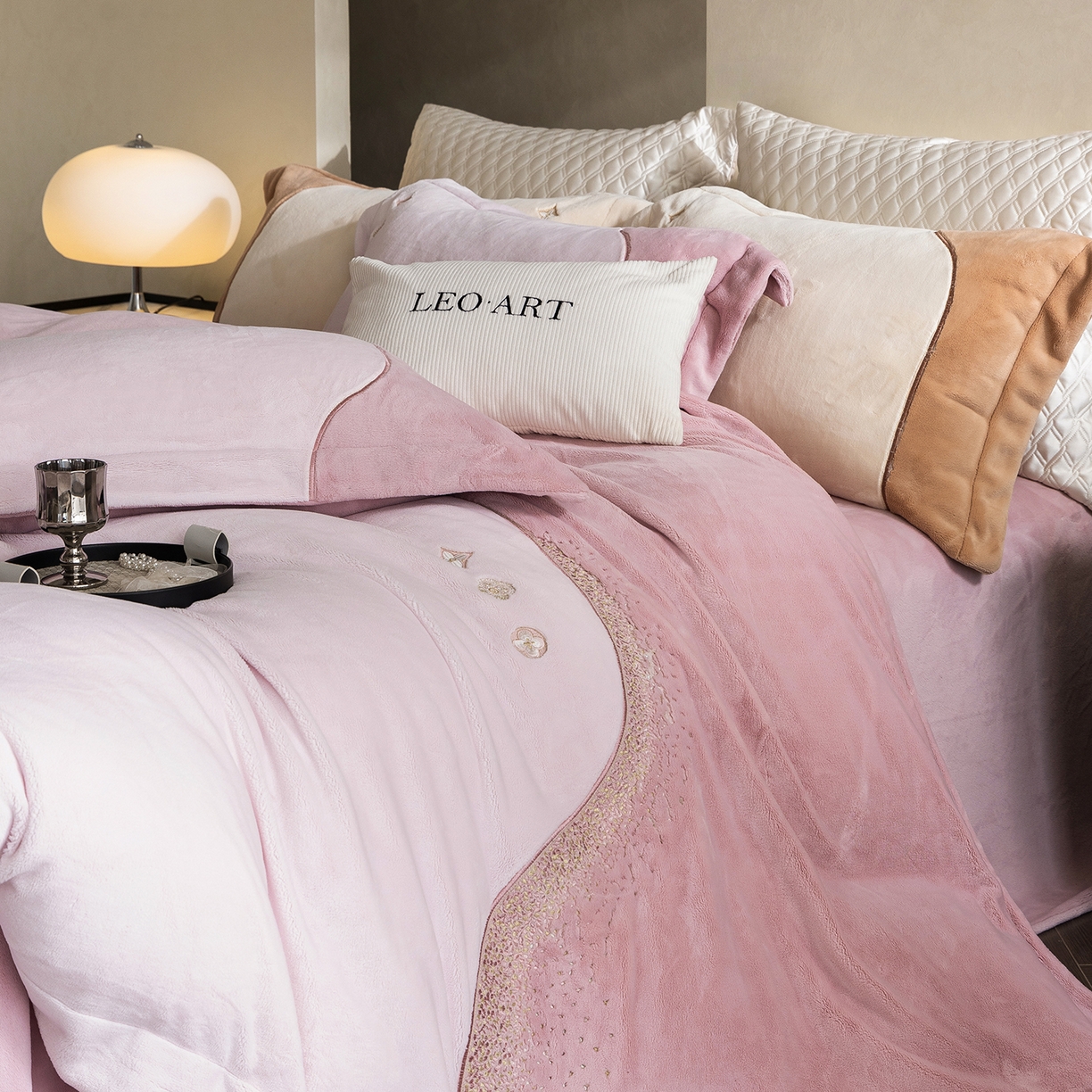 91家纺网 家纺一手货源 找家纺 涞澳家纺 2025新款牛奶绒绣花四件套（利威亚&心熠欢眠） 利威亚-粉紫