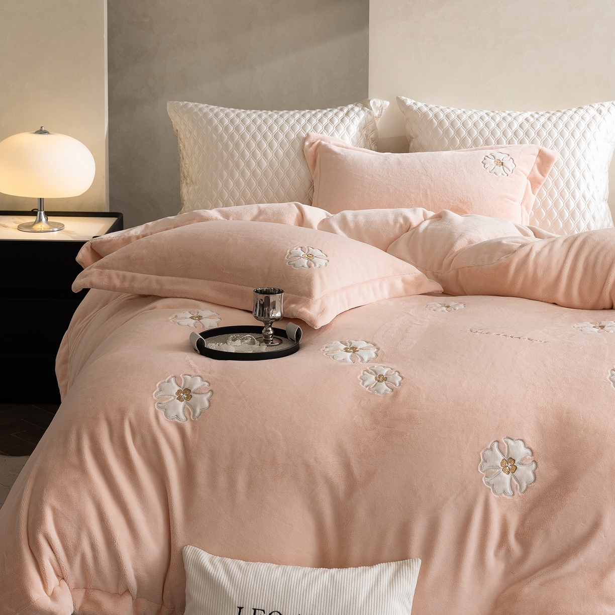 91家纺网 家纺一手货源 找家纺 涞澳家纺 2025新款牛奶绒绣花四件套（利威亚&心熠欢眠） 心熠欢眠-玉粉