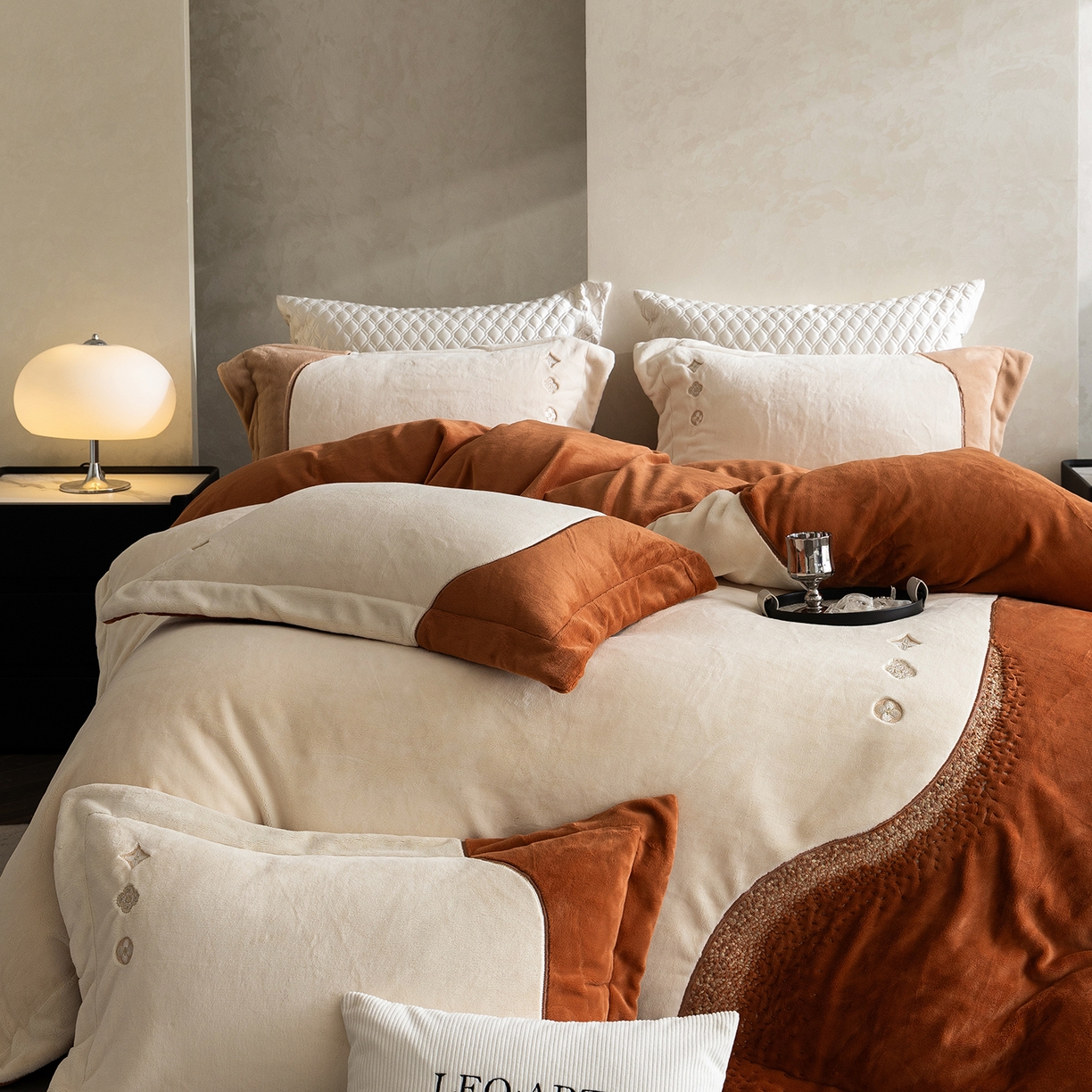 91家纺网 家纺一手货源 找家纺 涞澳家纺 2025新款牛奶绒绣花四件套（利威亚&心熠欢眠） 利威亚-焦糖