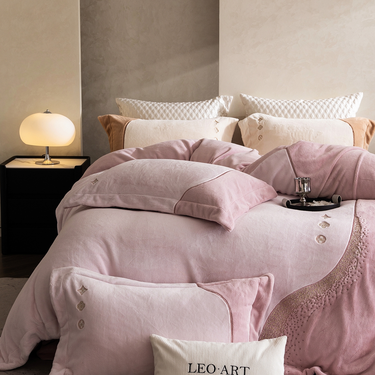 91家纺网 家纺一手货源 找家纺 涞澳家纺 2025新款牛奶绒绣花四件套（利威亚&心熠欢眠） 利威亚-粉紫