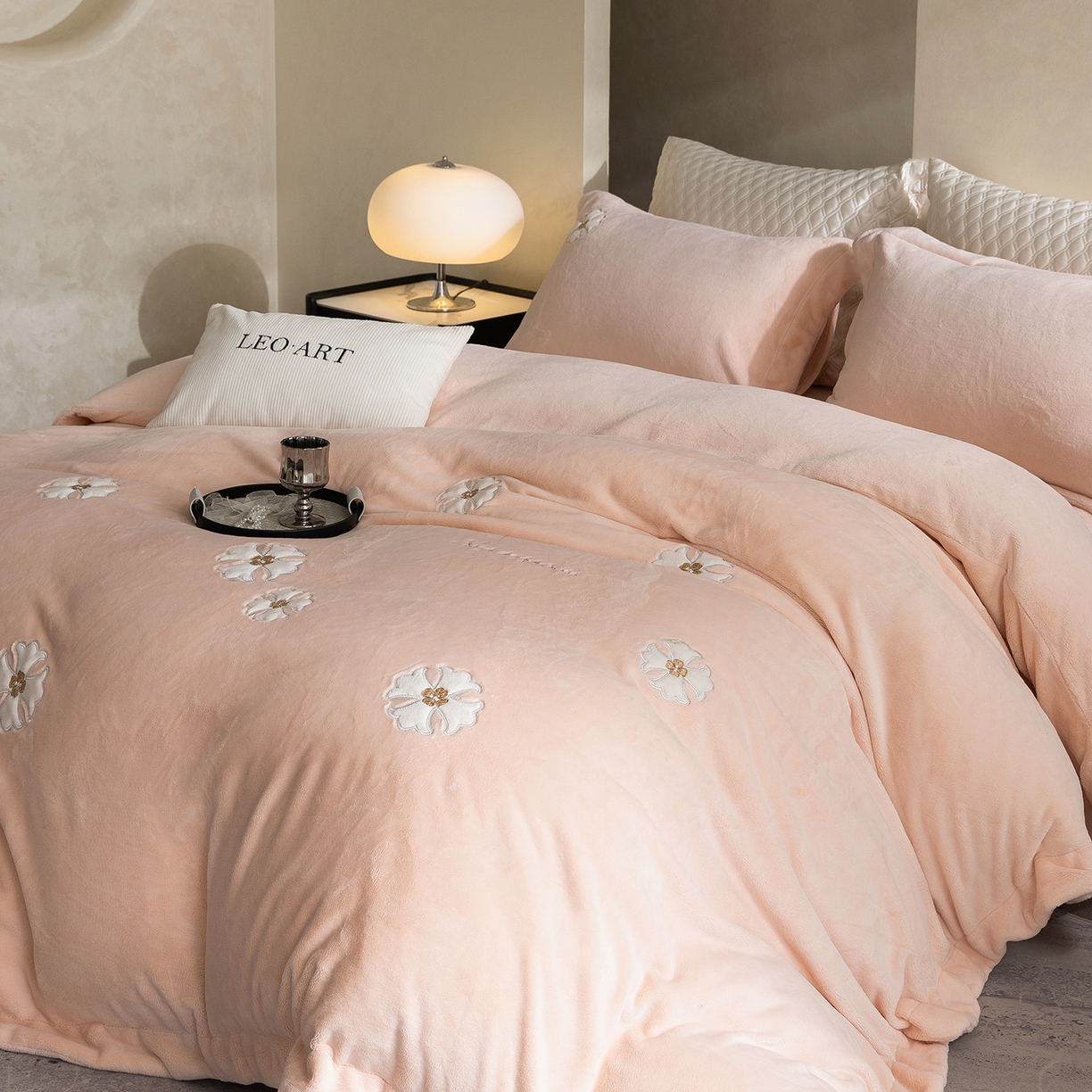 91家纺网 家纺一手货源 找家纺 涞澳家纺 2025新款牛奶绒绣花四件套（利威亚&心熠欢眠） 心熠欢眠-玉粉