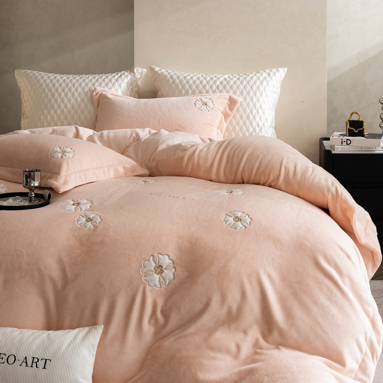 91家纺网 家纺一手货源 找家纺 涞澳家纺 2025新款牛奶绒绣花四件套（利威亚&心熠欢眠） 心熠欢眠-玉粉