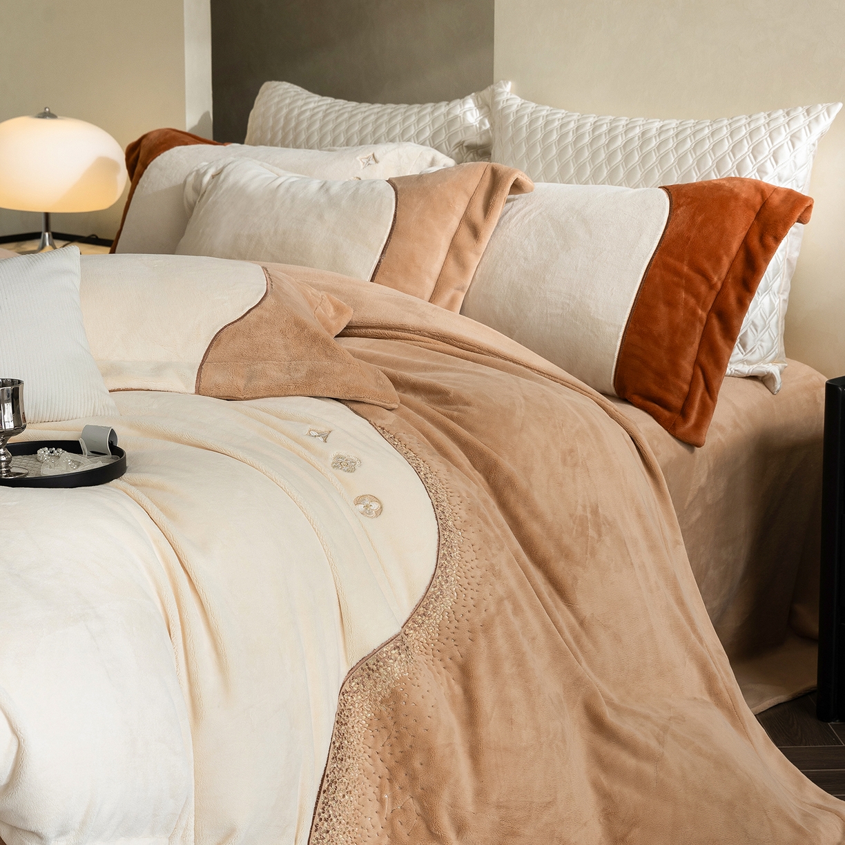 91家纺网 家纺一手货源 找家纺 涞澳家纺 2025新款牛奶绒绣花四件套（利威亚&心熠欢眠） 利威亚-卡其