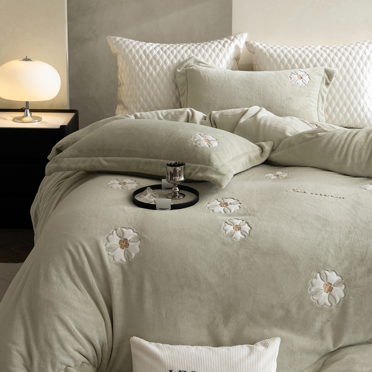 91家纺网 家纺一手货源 找家纺 涞澳家纺 2025新款牛奶绒绣花四件套（利威亚&心熠欢眠） 心熠欢眠-绿